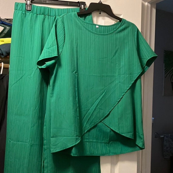 n/a Pants - Emerald Pleated Top and Pants Set